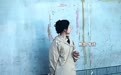 女孩手持砖块“躲”在街头墙角,趁红灯间隙填补破损路面,数万网友点赞