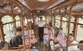 新生家长搭乘研学专线参观校园