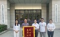 东湖高新区龙岭三路人行道铺上沥青,周边居民出行更方便