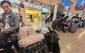 国庆假期结束,她带着26斤重的三床“妈妈牌”棉絮返回重庆