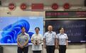 斑马线上捡到钱包母女俩拾金不昧,失主手写感谢信,民警带着警察小熊走进教室
