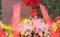 毛新宇携家人回到韶山,向毛主席铜像敬献花篮,上面写着“深切缅怀敬爱的爷爷”