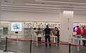 iPhone Duo开售首日多家店面无现货,顾客称折痕不明显体验不错,希望软件尽快适配,不会加价购买