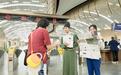 假期首日草堂很闹热,“杜甫”进地铁站当起了客服
