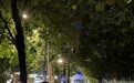 晚上10时,天安门广场安检口已排起长队!不少游客带上羽绒服和海绵地垫准备彻夜等候升国旗