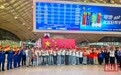 为了来武汉看烟花,他们在绿皮车里打地铺过夜:国庆第一天,武汉三大火车站挤爆了