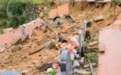 福建一墓园疑因暴雨局部坍塌,墓碑陷入泥土中