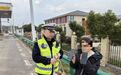 越野车龟速行驶被警车盯上不久抛锚了,驾驶员:你们来得真快