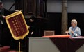 荷兰留学生穿汉服答辩,毕业典礼上送导师“夯”字锦旗引雷鸣掌声,数百万网友观看点赞,当事人:一共送了三面锦旗,想让更多的人了解中国文化