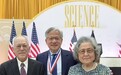 黄仁勋获颁国家科学奖章 老爸老妈到场见证 三人合影留念