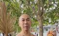 演员游本昌追悼会在北京八宝山举行,有粉丝带蒲扇和葫芦来送“济公”最后一程