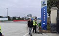 老人寻女迷路高速,收费站工作人员暖心安抚
