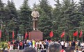 游客从深圳开车近10小时来韶山,向毛主席铜像行大礼,还献上烟台老家的苹果