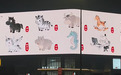 商场大屏展示另类“八骏图”引关注,“秃头的牛马太写实了”