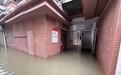 湖北荆州遇极端强降雨,城区积水严重 当地发通告要求落实“五停”有视频显示屋内积水已漫过小腿