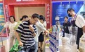 200余家老字号品牌集中亮相,有市民拖着小推车来扫货