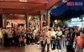 “大明湖最有腔调爷爷”国庆夜现身大明湖畔,再现火爆全网的萨克斯版《小苹果》,还奏了一曲《我爱你中国》,有外地粉丝特意来蹲他,本人回应
