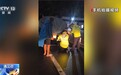 视频丨雨夜偶遇瓜农 “好好警官”追着大爷“一路跑”……