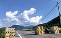 二级公路设置限宽墩被质疑,当地回应:系试通车措施