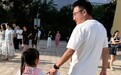 首批“20后”开始小学校啦!70后家长沉稳目送,90后家长比娃更期待开学