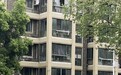 轿车闹市侧翻,武汉一外卖小哥爬窗救出被困司机