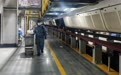 新春走基层|深夜“喂砂人”他们在给动车穿“防滑鞋”