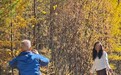 大兴安岭地区野生棕熊频繁出没,有自驾游客下车上前合影,官方发布提醒
