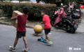 曾在中秋夜送快递打动全网的父子仨还好吗?经历“成长烦恼”依旧热爱生活