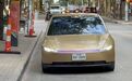 特斯拉全无人车刚上路就翻车?停路中央接客被鸣笛,本月国内亮相