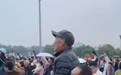 儿孙托举老人天安门广场看升国旗,当事人:帮86岁爷爷圆了梦,感谢网友帮忙拍下珍贵瞬间