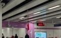 南京一地铁站通道两边放满行李,站点工作人员:乘客们晚上把行李都取走了,未接到丢失的情况