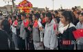 这是专属中国人的浪漫!国庆节在天安门广场看升旗,全场齐唱国歌!维吾尔族女孩从天山脚下辗转3500公里,看到国旗冉冉升起心情激动:人生第一次来北京,祝福祖国生日快乐!