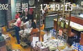 男子商场用餐时肚子突然变大,以为是中暑,饭店女员工三句话抢回一条命!医生:再晚半小时人就没了