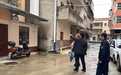 居民搭雨棚引发邻里矛盾,李家集街道综合执法队员温情执法化干戈