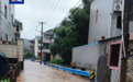 暴雨来袭,村干部潜入泥水中疏通出水口