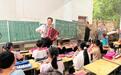 王群益:11年家乡“琴”缘拨动500颗童心