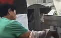 摊贩往西瓜瓤上涂抹不明液体,官方通报:系饮用水,已批评教育