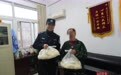 9点报警,11点抓人!黄陂公安“日清日结”守护群众辛苦钱,店主送来2袋花卷馒头致谢被民警付钱卖下