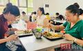 从操作间到碗间,从指尖到舌尖,蕲春刘河实验小学开展食堂开放日活动