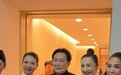 “乐龄重阳”晚会在北京启幕,唐国强、蔡国庆、朱时茂等被中老年粉丝簇拥合影,群演:见到了偶像,幸福感爆棚