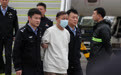 一名涉嫌贷款诈骗犯罪嫌疑人被押解回国 (2)