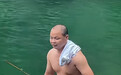 游客在野外水潭溺水沉底,男子两次潜入深潭救人