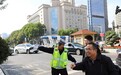 国庆假期接近尾声,武汉江汉交警服务旅客不停步