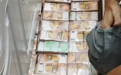 住宅秘密夹层竟藏330万欧元现金!意警方打击黑手党:数额巨大,用塑料桶搬走