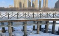 长春伊通河栈道桥下现3米宽悬空冰层,管委会人员:系河道水流表层结冰