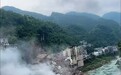 重庆彭水山体崩塌,有幸存者从江中浮起
