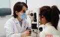 陪同学做近视术前检查,20岁女生意外查出视网膜脱离,医生提醒:中低度近视并非“安全区”,定期眼底检查很重要