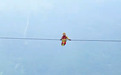 “孙悟空”扮演者在百米峡谷间的钢丝上翻跟斗,游客担忧,景区回应
