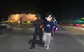 男子骑车欲投海轻生 东方特警纵身一跃拦车救援
