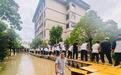 500张课桌搭起70米的“安全通道”
